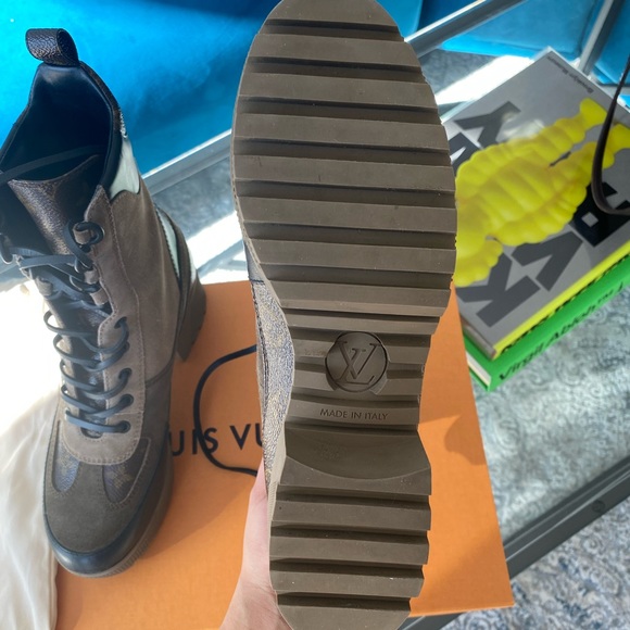 100% authentic Louis Vuitton Laureate platform desert boots. Never been worn - Picture 4 of 9